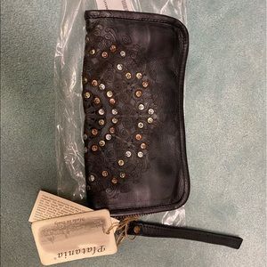 Platania Wristlet NWTS